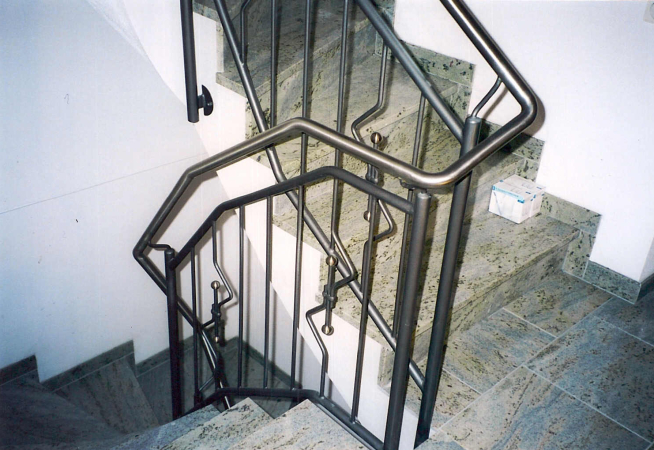 Stahlgel&auml;nder lackiert, mit Edelstahlhandlauf und Edelstahlmusterst&auml;ben