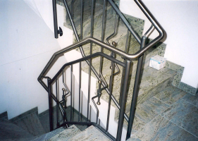 Stahlgel&auml;nder lackiert, mit Edelstahlhandlauf und Edelstahlmusterst&auml;ben