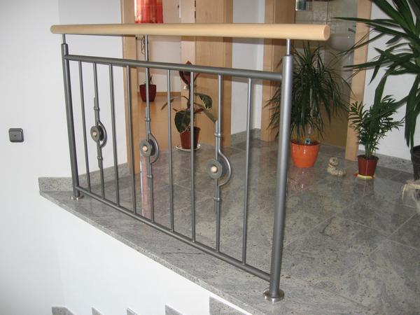 Gel&auml;nder mit Holzhandlauf und Zierstab mit Holzkugel in Kanadisch Ahorn