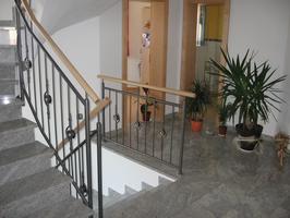 Gel&auml;nder mit Holzhandlauf und Zierstab mit Holzkugel in Kanadisch Ahorn