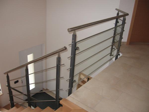 Handlauf und Gel&auml;nderst&auml;be aus Edelstahl, Gel&auml;nderpfosten aus 2 x Flachstahl grundiert und lackiert