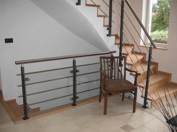 Handlauf und Gel&auml;nderst&auml;be aus Edelstahl, Gel&auml;nderpfosten aus 2 x Flachstahl grundiert und lackiert