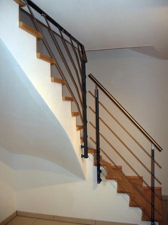 Handlauf und Gel&auml;nderst&auml;be aus Edelstahl, Gel&auml;nderpfosten aus 2 x Flachstahl grundiert und lackiert