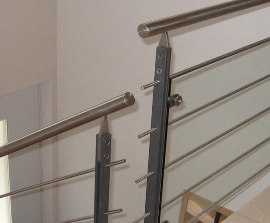Handlauf und Gel&auml;nderst&auml;be aus Edelstahl, Gel&auml;nderpfosten aus 2 x Flachstahl grundiert und lackiert