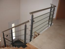 Handlauf und Gel&auml;nderst&auml;be aus Edelstahl, Gel&auml;nderpfosten aus 2 x Flachstahl grundiert und lackiert