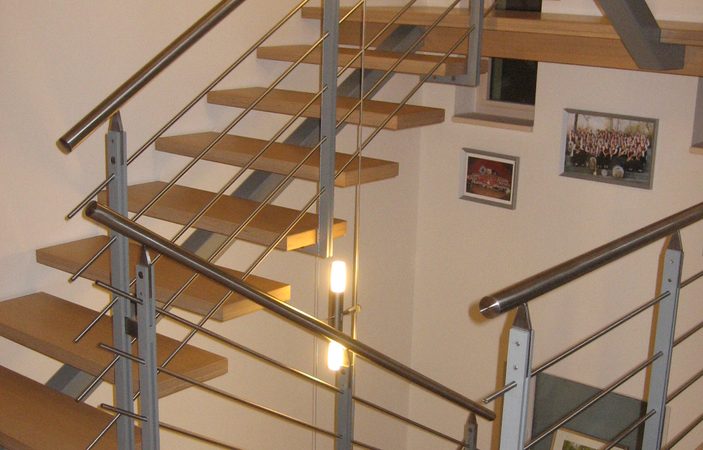 Mittelholm Podesttreppe mit Holzstufen belegt. Stahlgel&auml;nder mit Edelstahlhandlauf F&uuml;llung aus                              Edelstahl.