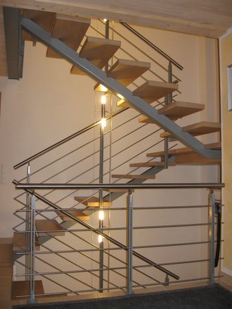 Mittelholm Podesttreppe mit Holzstufen belegt. Stahlgel&auml;nder mit Edelstahlhandlauf F&uuml;llung aus                              Edelstahl.