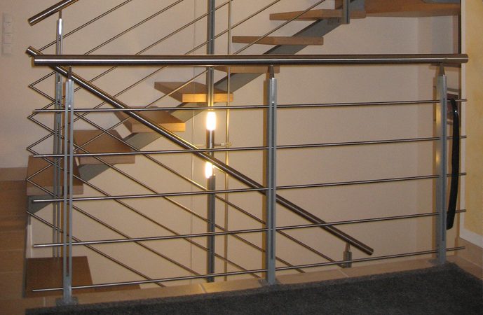 Mittelholm Podesttreppe mit Holzstufen belegt. Stahlgel&auml;nder mit Edelstahlhandlauf F&uuml;llung aus                              Edelstahl.