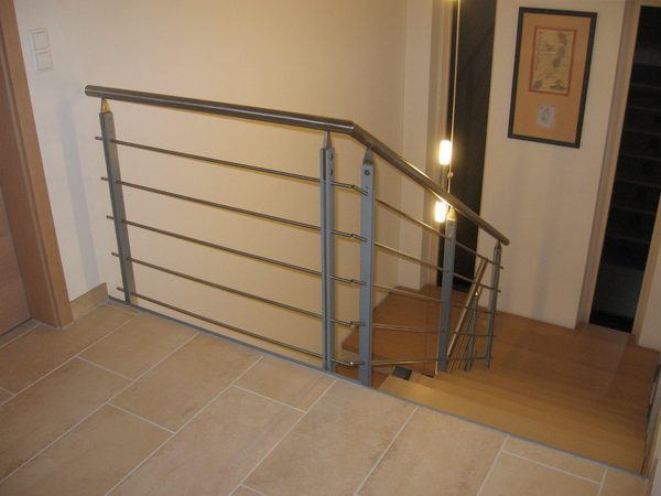 Mittelholm Podesttreppe mit Holzstufen belegt. Stahlgel&auml;nder mit Edelstahlhandlauf F&uuml;llung aus                              Edelstahl.