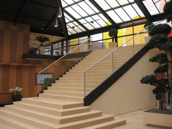 Glasgel&auml;nder mit unterer Einspannung aus Flachstahl, pulverbeschichtet.<br> Glasscheibe VSG TVG 20mm                         Wei&szlig;glas, Handlauf aus Edelstahl geschliffen<br> Korn 240, mit Nutprofil.