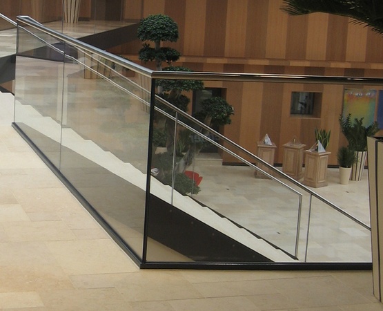 Glasgel&auml;nder mit unterer Einspannung aus Flachstahl, pulverbeschichtet.<br> Glasscheibe VSG TVG 20mm                         Wei&szlig;glas, Handlauf aus Edelstahl geschliffen<br> Korn 240, mit Nutprofil.