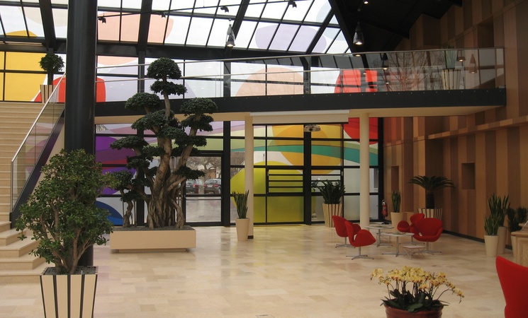 Glasgel&auml;nder mit unterer Einspannung aus Flachstahl, pulverbeschichtet.<br> Glasscheibe VSG TVG 20mm                         Wei&szlig;glas, Handlauf aus Edelstahl geschliffen<br> Korn 240, mit Nutprofil.