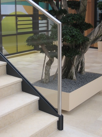 Glasgel&auml;nder mit unterer Einspannung aus Flachstahl, pulverbeschichtet.<br> Glasscheibe VSG TVG 20mm                         Wei&szlig;glas, Handlauf aus Edelstahl geschliffen<br> Korn 240, mit Nutprofil.