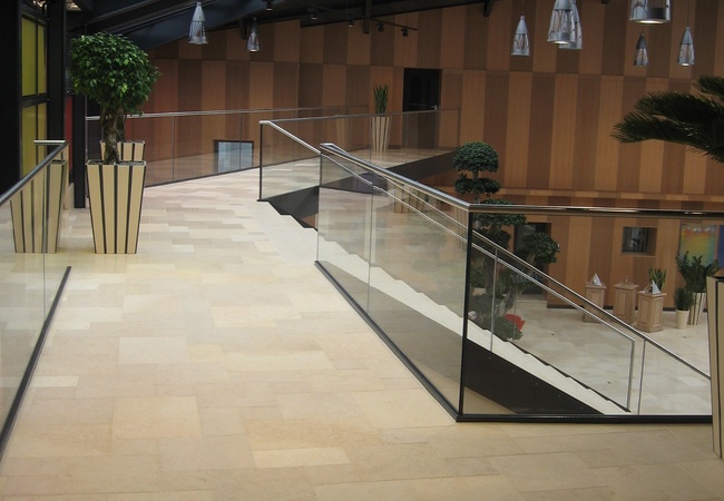 Glasgel&auml;nder mit unterer Einspannung aus Flachstahl, pulverbeschichtet.<br> Glasscheibe VSG TVG 20mm                         Wei&szlig;glas, Handlauf aus Edelstahl geschliffen<br> Korn 240, mit Nutprofil.