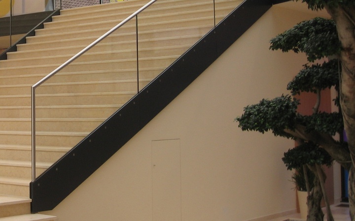 Glasgel&auml;nder mit unterer Einspannung aus Flachstahl, pulverbeschichtet.<br> Glasscheibe VSG TVG 20mm                         Wei&szlig;glas, Handlauf aus Edelstahl geschliffen<br> Korn 240, mit Nutprofil.