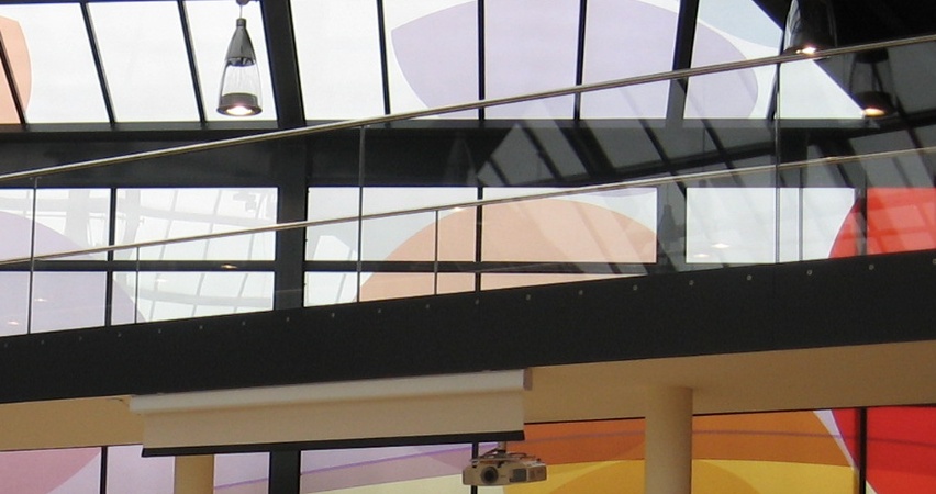 Glasgel&auml;nder mit unterer Einspannung aus Flachstahl, pulverbeschichtet.<br> Glasscheibe VSG TVG 20mm                         Wei&szlig;glas, Handlauf aus Edelstahl geschliffen<br> Korn 240, mit Nutprofil.