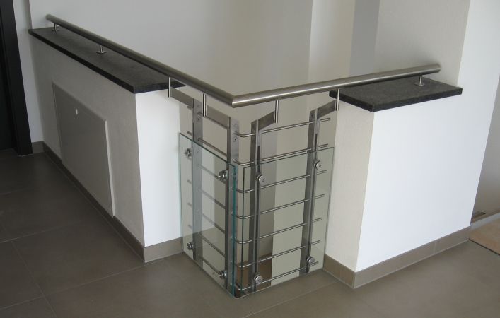 Innengel&auml;nder aus Edelstahl V2A mit vorgesetzten Glasscheiben