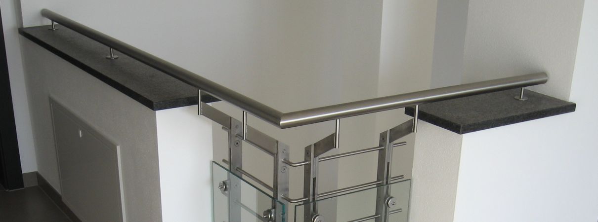 Innengel&auml;nder aus Edelstahl V2A mit vorgesetzten Glasscheiben