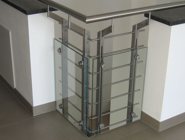 Innengel&auml;nder aus Edelstahl V2A mit vorgesetzten Glasscheiben