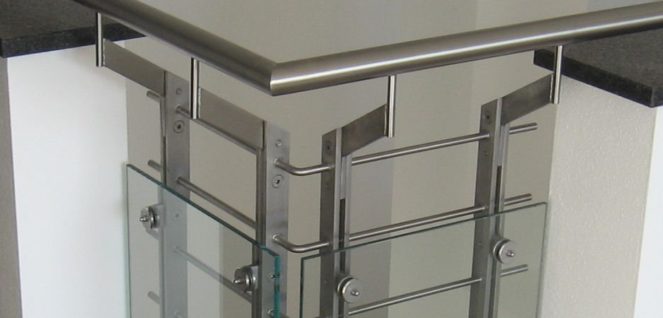 Innengel&auml;nder aus Edelstahl V2A mit vorgesetzten Glasscheiben