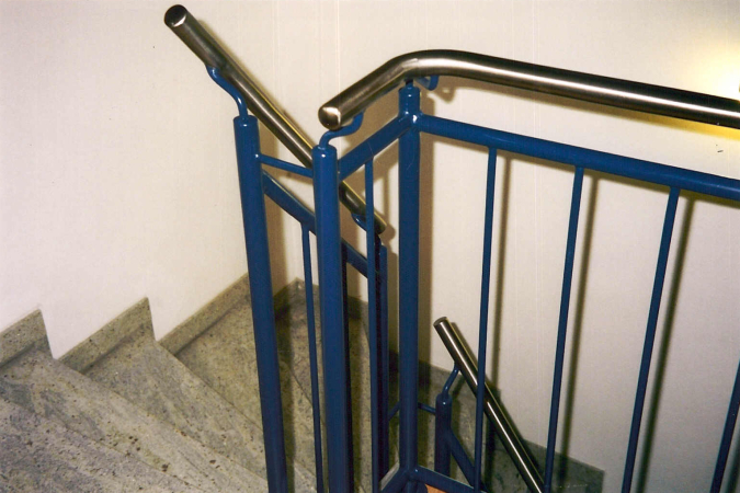 Stahlgel&auml;nder lackiert, mit Edelstahlhandlauf