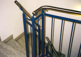 Stahlgel&auml;nder lackiert, mit Edelstahlhandlauf