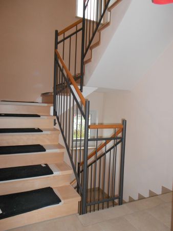 Innengeländer Stahl S235, grundiert und Antrazitgrau lackiert, Handlauf Buche lackiert