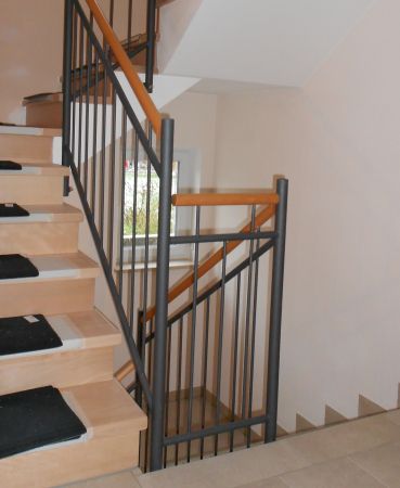 Innengeländer Stahl S235, grundiert und Antrazitgrau lackiert, Handlauf Buche lackiert