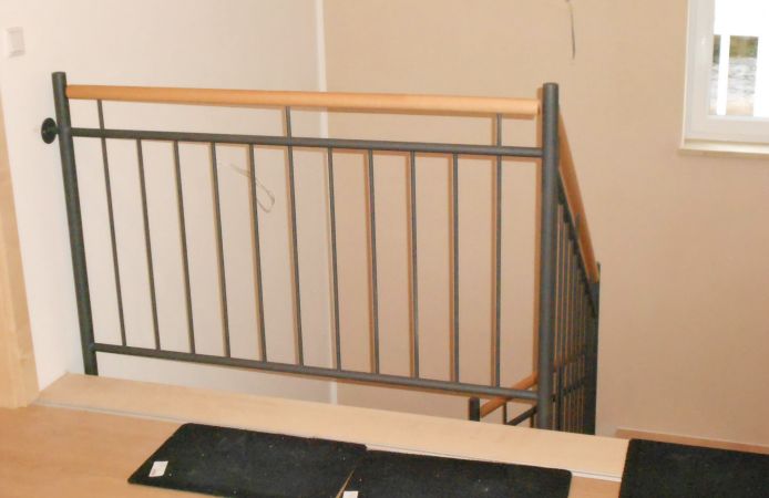 Innengeländer Stahl S235, grundiert und Antrazitgrau lackiert, Handlauf Buche lackiert