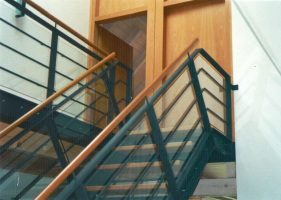 Stahlgel&auml;nder lackiert, mit Holzhandlauf und Glassegmenten