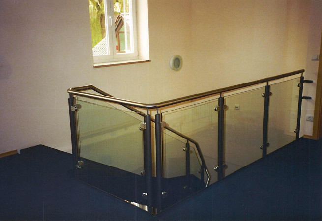 Stahlgel&auml;nder lackiert, mit Edelstahlhandlauf und Glassegmenten