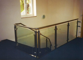 Stahlgel&auml;nder lackiert, mit Edelstahlhandlauf und Glassegmenten