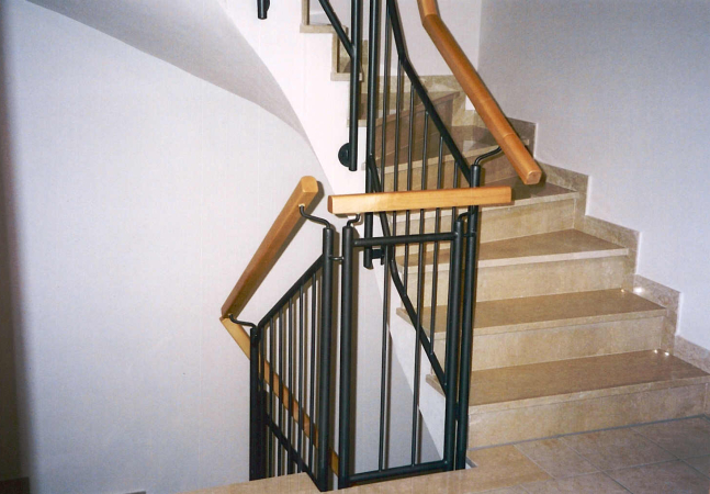 Stahlgel&auml;nder lackiert, mit Holzhandlauf