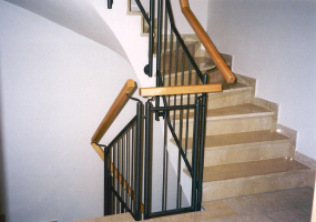 Stahlgel&auml;nder lackiert, mit Holzhandlauf