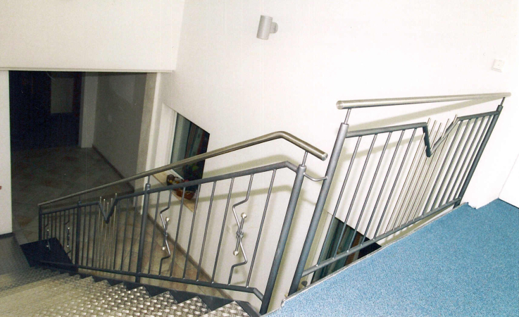 Stahlgel&auml;nder lackiert, mit Edelstahlhandlauf und Edelstahlmusterst&auml;ben