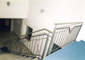 Stahlgel&auml;nder lackiert, mit Edelstahlhandlauf und Edelstahlmusterst&auml;ben