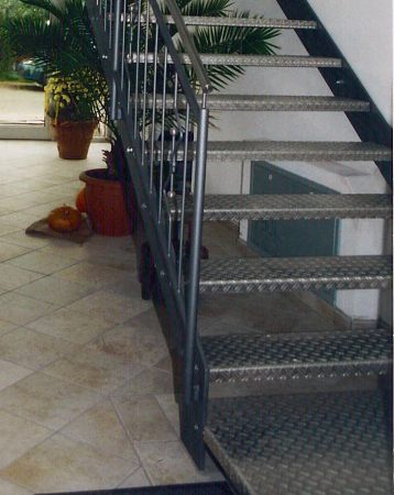 Innentreppe mit Aluriffelblechstufen, Handlauf aus Edelstahl, Gel&auml;nder                       lackiert mit Edelstahl-Musterst&uuml;ck