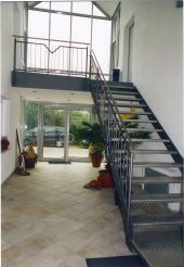 Innentreppe mit Aluriffelblechstufen, Handlauf aus Edelstahl, Geländer                       lackiert mit Edelstahl-Musterstück