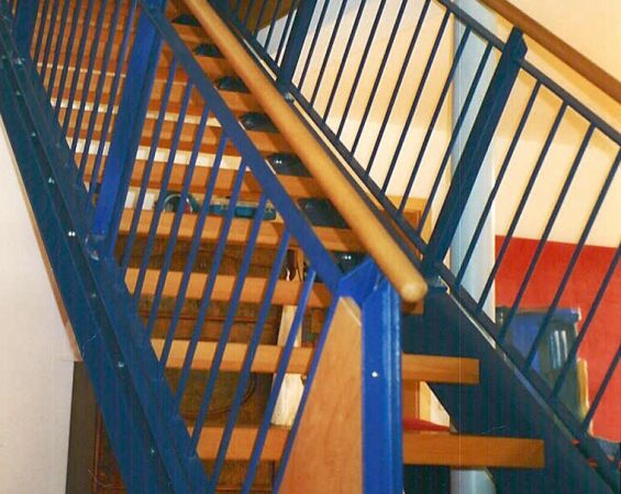 Stahltreppe lackiert, kombiniert mit Holzstufen und Holzhandlauf