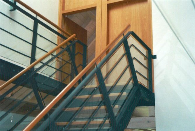 Stahltreppe lackiert, kombiniert mit Holzstufen und Holzhandlauf,                            sowie mit Glaseinsatz