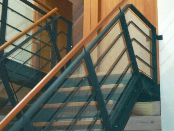 Stahltreppe lackiert, kombiniert mit Holzstufen und Holzhandlauf,                            sowie mit Glaseinsatz