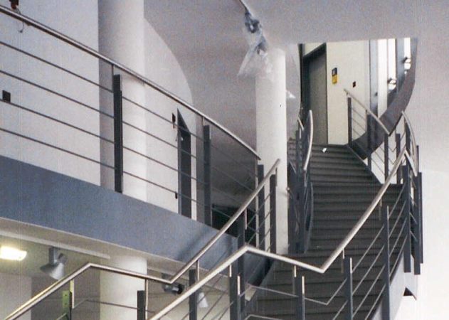 Stahltreppe, Stufen mit Teppich belegt, Gel&auml;nder mit                                         Edelstahlhandlauf