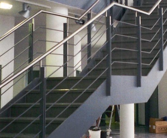Stahltreppe, Stufen mit Teppich belegt, Gel&auml;nder mit                                         Edelstahlhandlauf