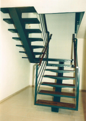 Mittelholm Innentreppe, Kelleranschluß