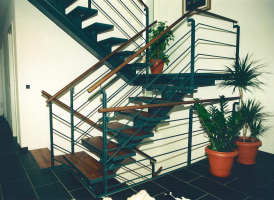 Mittelholm Innentreppe mit Geländer, Holzhandlauf und Holzstufen