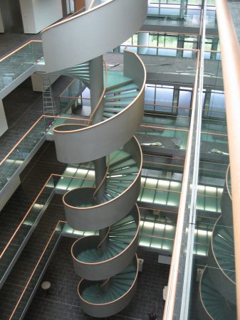 Stahlspindeltreppe mit Glasstufen, Gel&auml;nder aus Stahlblech, mit Holzhandlauf