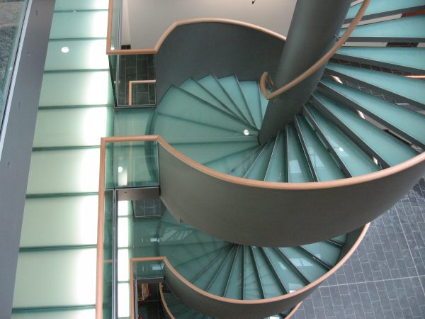 Stahlspindeltreppe mit Glasstufen, Gel&auml;nder aus Stahlblech, mit Holzhandlauf