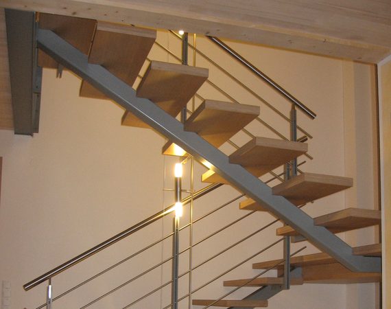 Mittelholm Podesttreppe mit Holzstufen belegt. Stahlgel&auml;nder mit Edelstahlhandlauf F&uuml;llung aus                              Edelstahl.