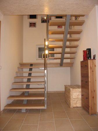 Mittelholm Podesttreppe mit Holzstufen belegt. Stahlgel&auml;nder mit Edelstahlhandlauf F&uuml;llung aus                              Edelstahl.