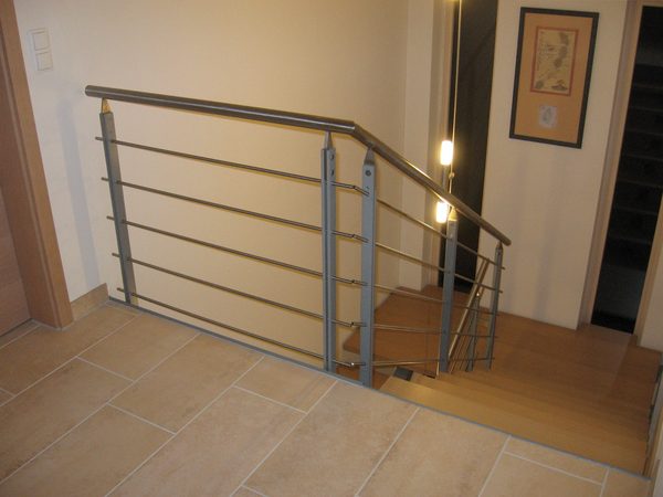 Mittelholm Podesttreppe mit Holzstufen belegt. Stahlgel&auml;nder mit Edelstahlhandlauf F&uuml;llung aus                              Edelstahl.